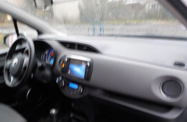 Toyota Yaris cena 26900 przebieg: 133543, rok produkcji 2016 z Pszów małe 277